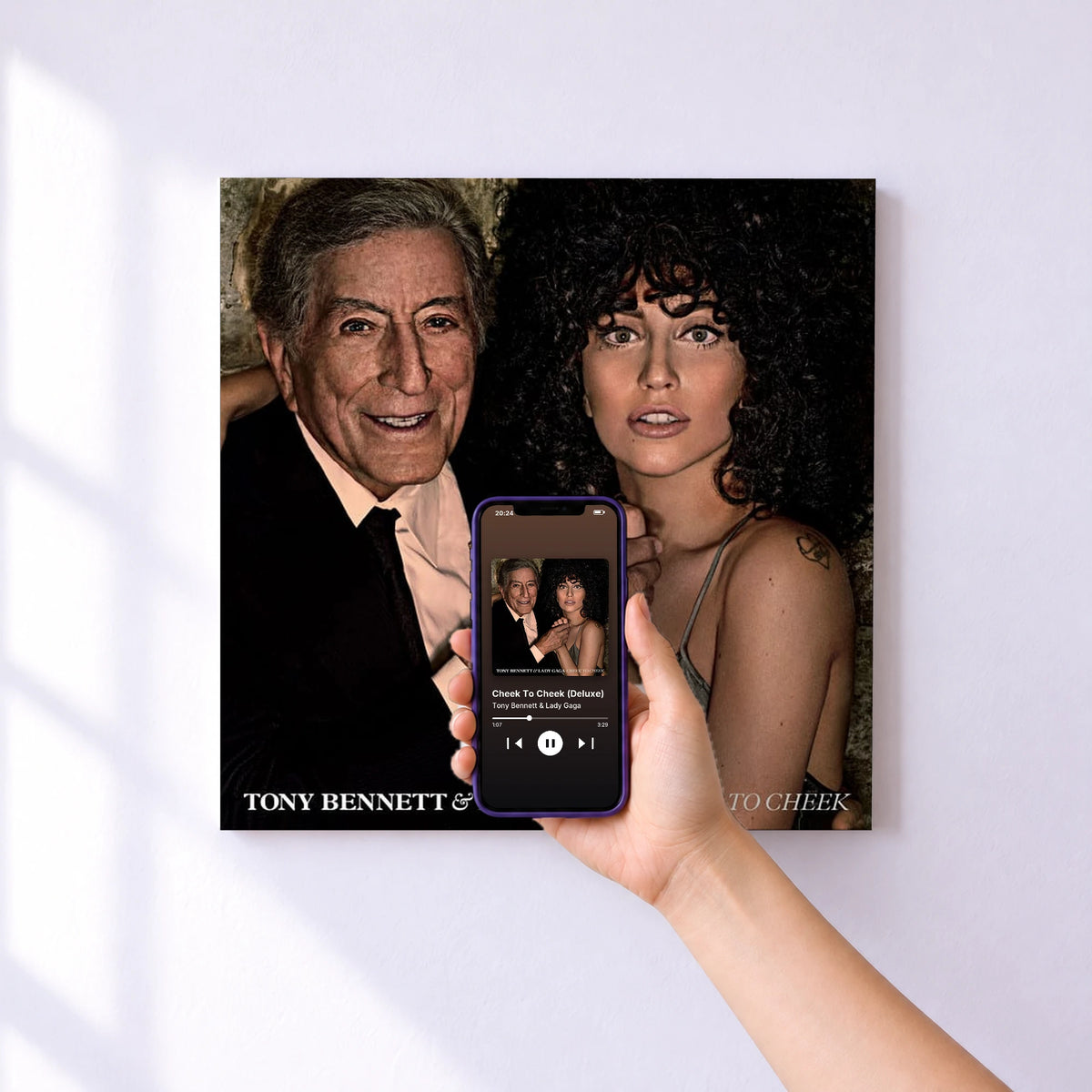 Affiche connectée Cheek To Cheek (Deluxe) de Tony Bennett & Lady Gaga au mur : l'album se lance en approchant le téléphone