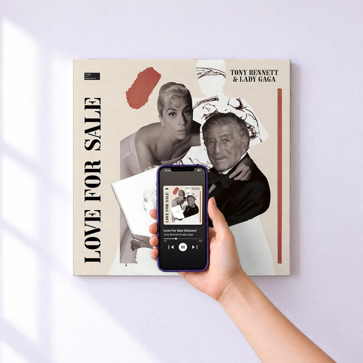 Affiche connectée Love For Sale (Deluxe) de Tony Bennett & Lady Gaga au mur : l'album se lance en approchant le téléphone