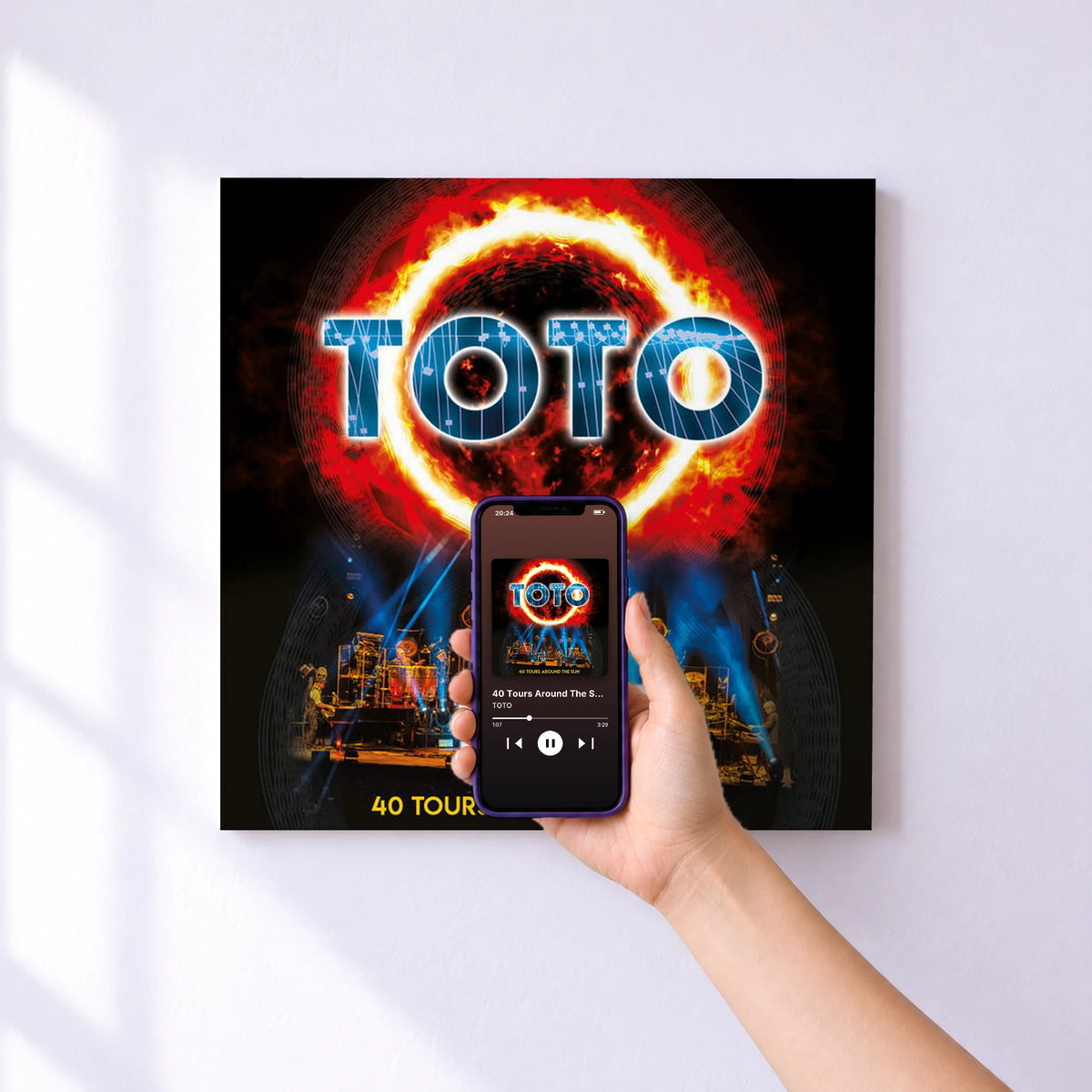 Affiche connectée 40 Tours Around The Sun (Live) de TOTO au mur : l'album se lance en approchant le téléphone