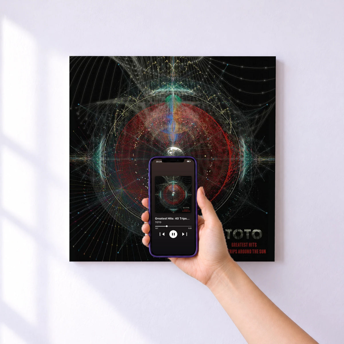 Affiche connectée Greatest Hits: 40 Trips Around The Sun de TOTO au mur : l'album se lance en approchant le téléphone