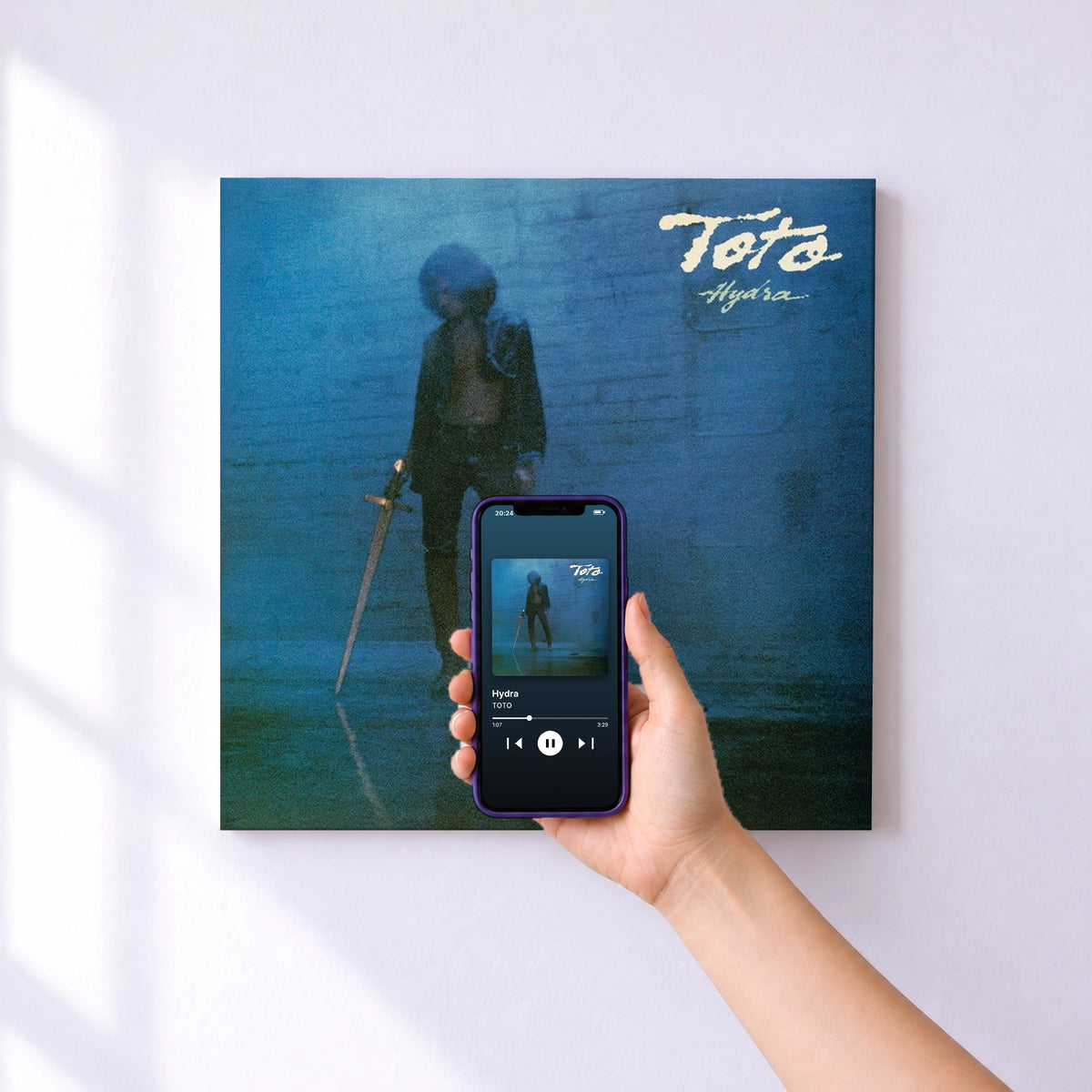 Affiche connectée Hydra de TOTO au mur : l'album se lance en approchant le téléphone