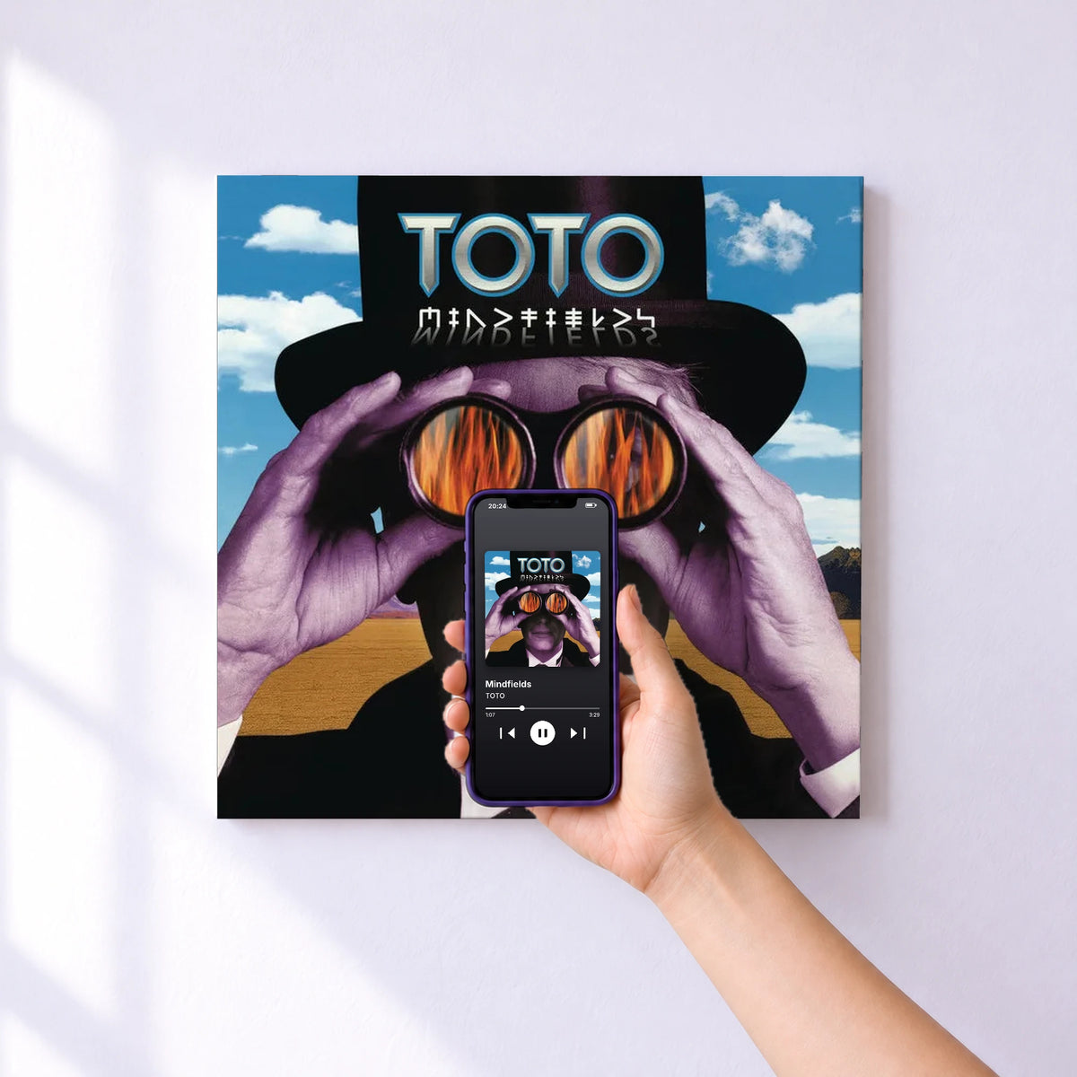 Affiche connectée Mindfields de TOTO au mur : l'album se lance en approchant le téléphone