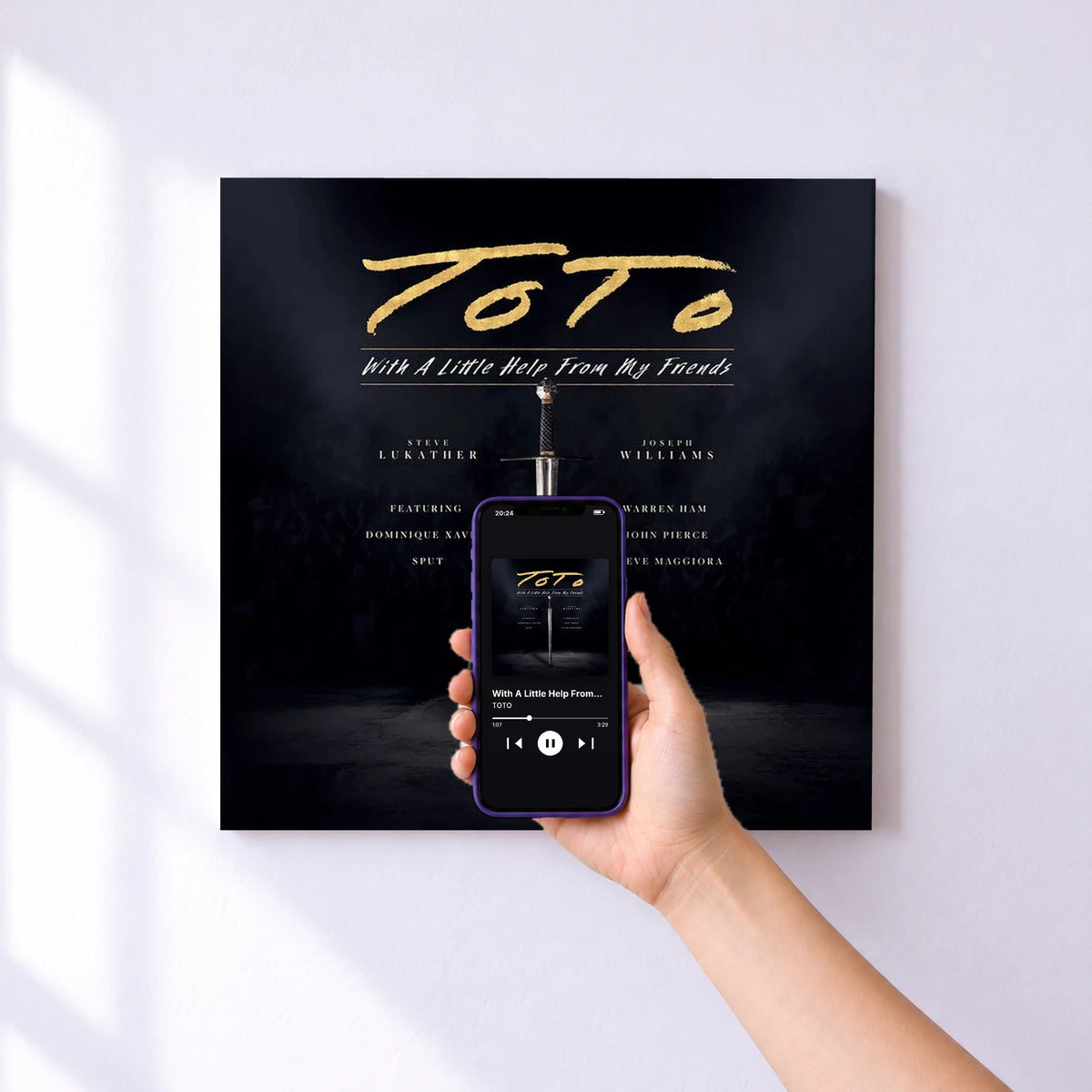 Affiche connectée With A Little Help From My Friends (Live) de TOTO au mur : l'album se lance en approchant le téléphone