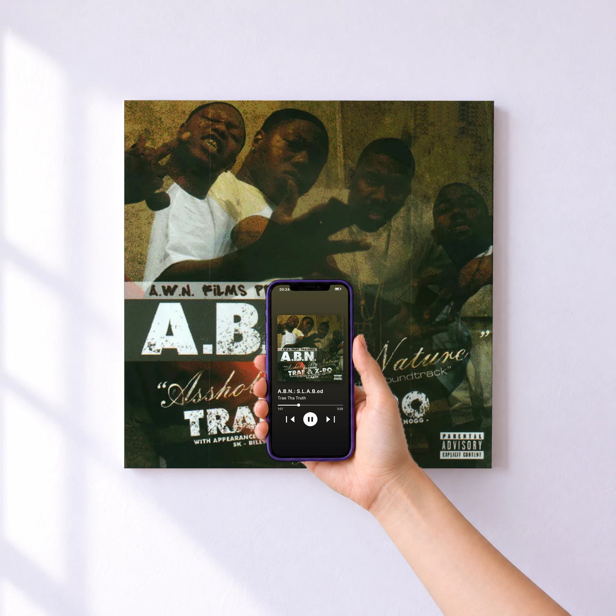 Affiche connectée A.B.N.: S.L.A.B.ed de Trae Tha Truth au mur : l'album se lance en approchant le téléphone