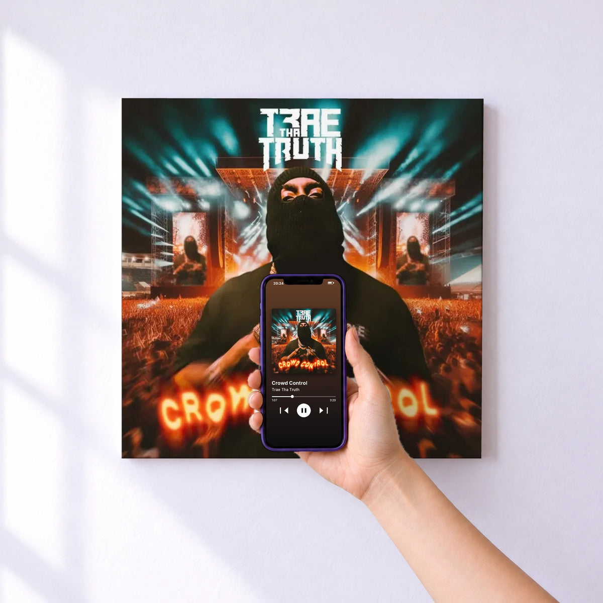 Affiche connectée Crowd Control de Trae Tha Truth au mur : l'album se lance en approchant le téléphone