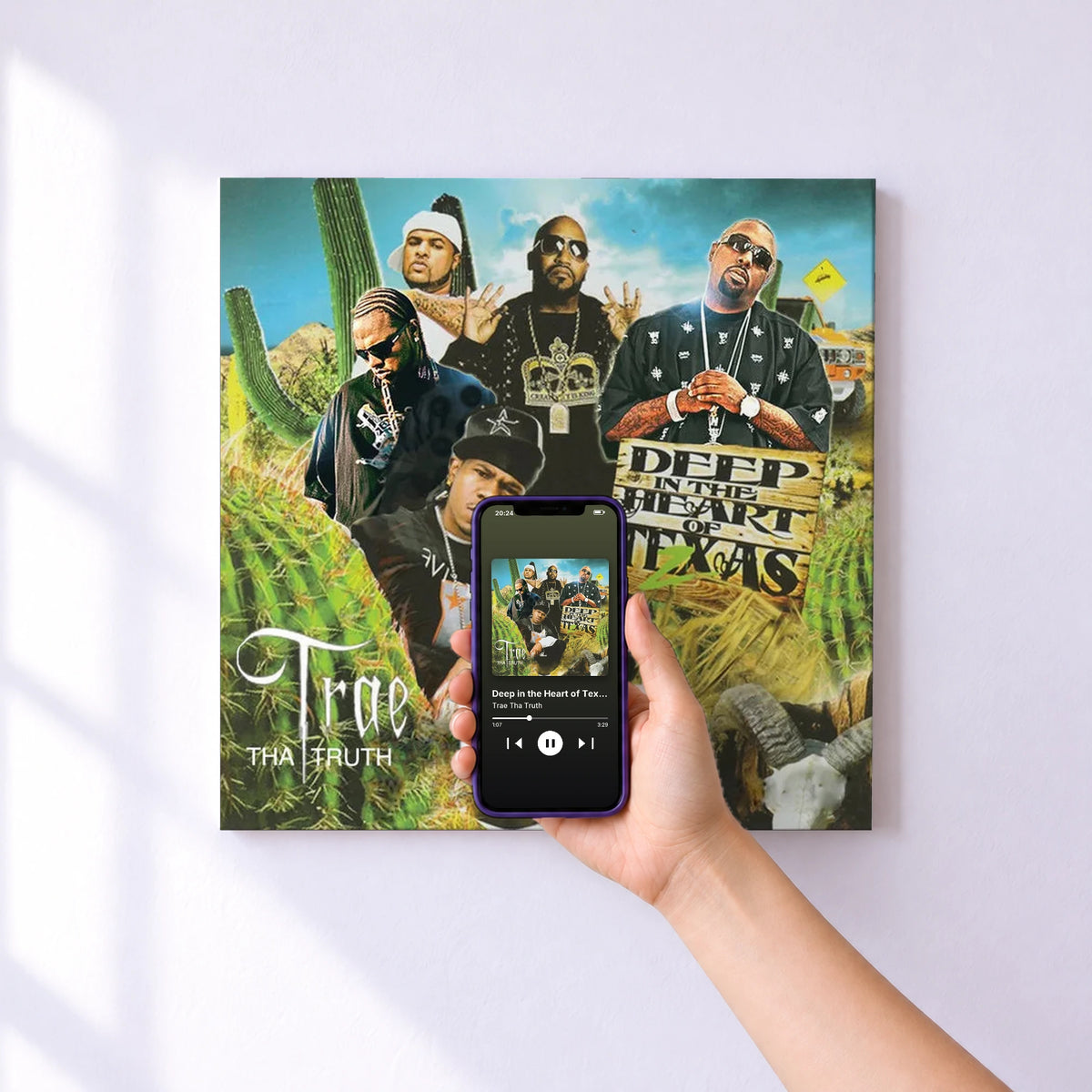 Affiche connectée Deep in the Heart of Texas 2 de Trae Tha Truth au mur : l'album se lance en approchant le téléphone
