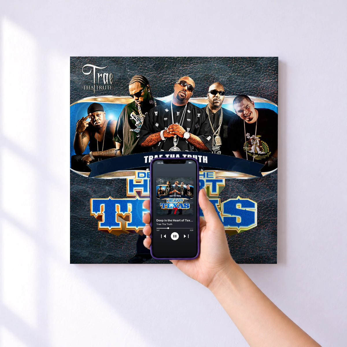Affiche connectée Deep in the Heart of Texas 7 de Trae Tha Truth au mur : l'album se lance en approchant le téléphone