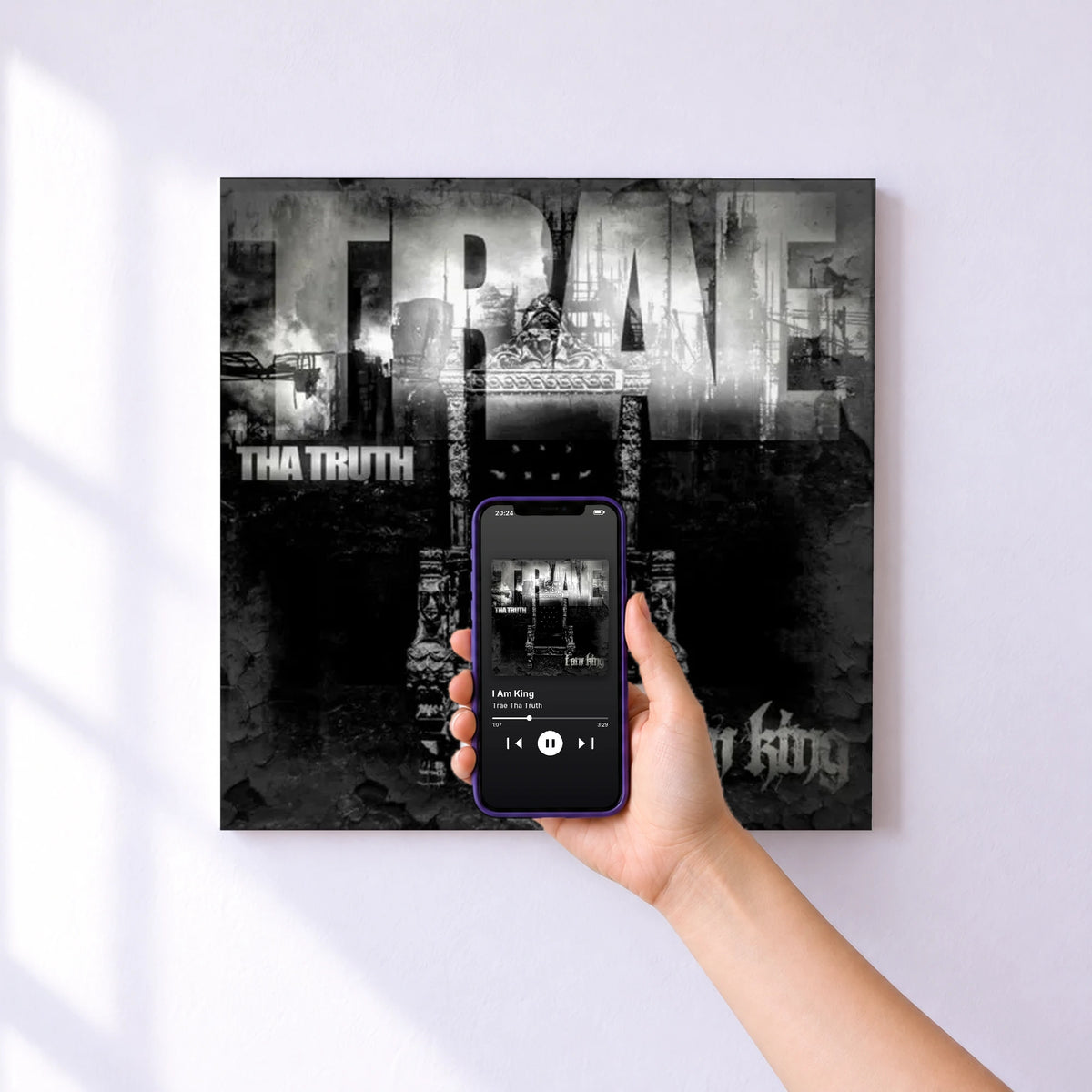 Affiche connectée I Am King de Trae Tha Truth au mur : l'album se lance en approchant le téléphone