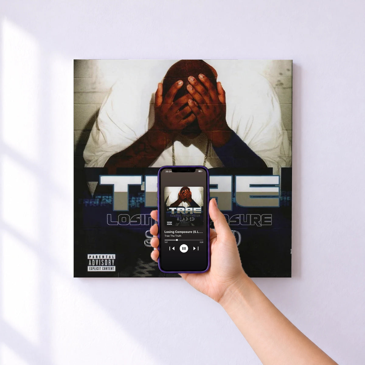 Affiche connectée Losing Composure (S.L.A.B.ed) de Trae Tha Truth au mur : l'album se lance en approchant le téléphone