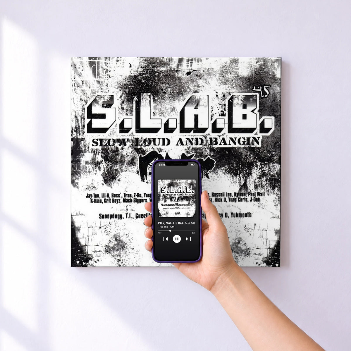 Affiche connectée Plex, Vol. 4.5 (S.L.A.B.ed) de Trae Tha Truth au mur : l'album se lance en approchant le téléphone
