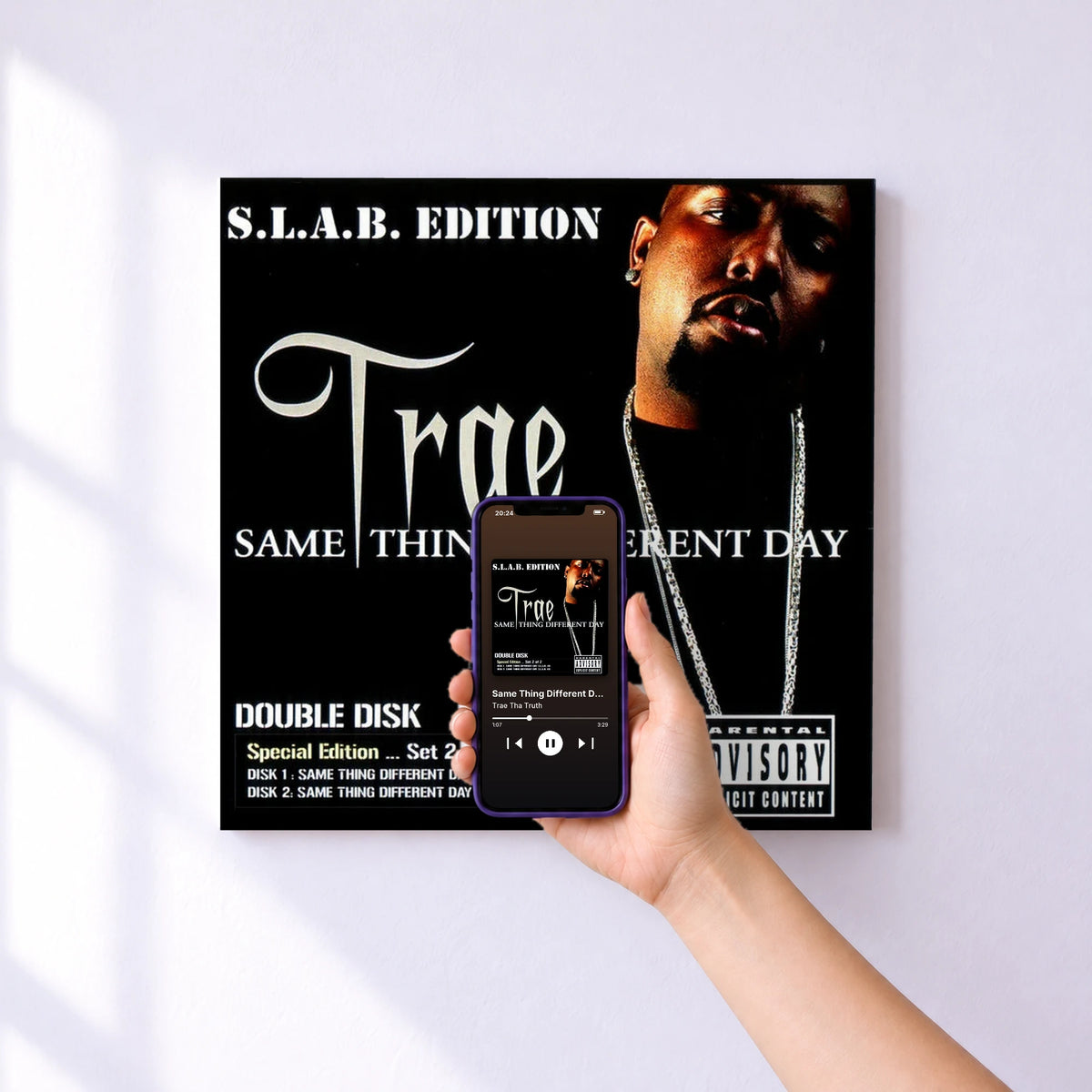 Affiche connectée Same Thing Different Day (Set 2 of 2) de Trae Tha Truth au mur : l'album se lance en approchant le téléphone