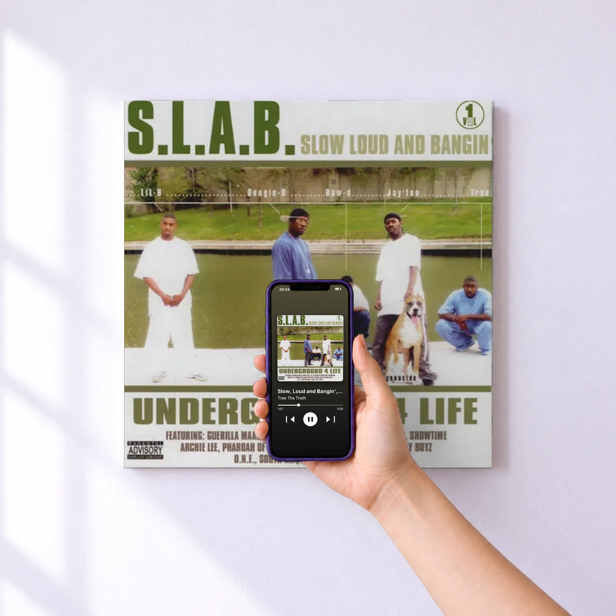 Affiche connectée Slow, Loud and Bangin', Vol. 1 de Trae Tha Truth au mur : l'album se lance en approchant le téléphone