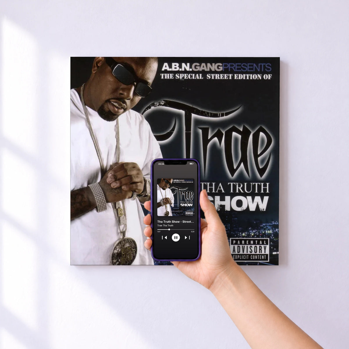 Affiche connectée Tha Truth Show - Street Edition de Trae Tha Truth au mur : l'album se lance en approchant le téléphone