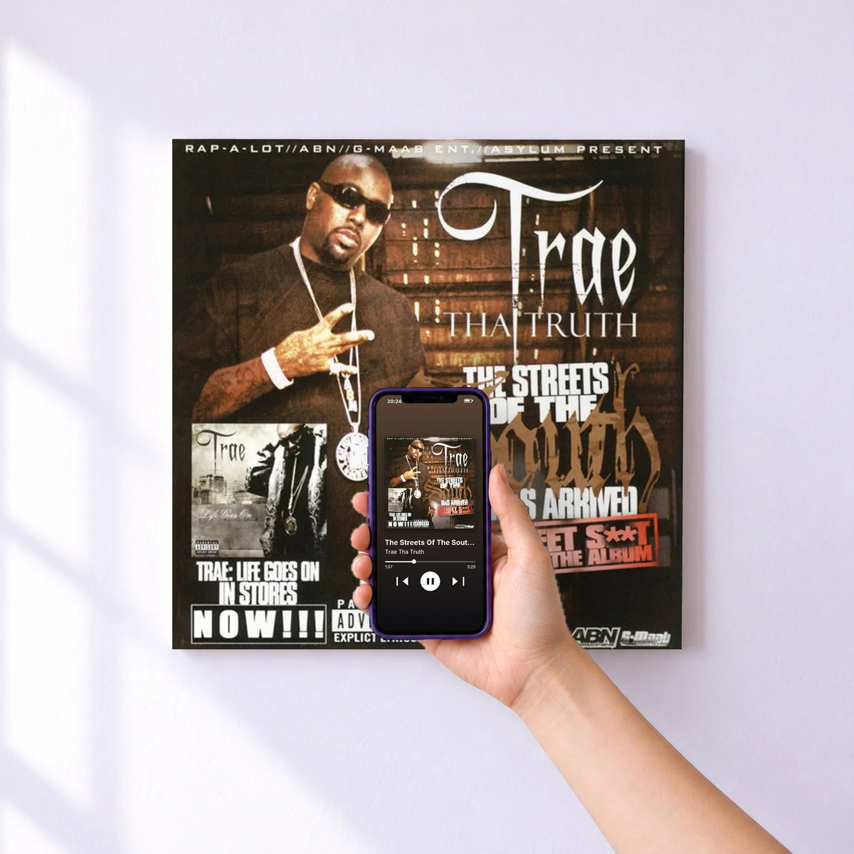 Affiche connectée The Streets Of The South Vol. 1 de Trae Tha Truth au mur : l'album se lance en approchant le téléphone