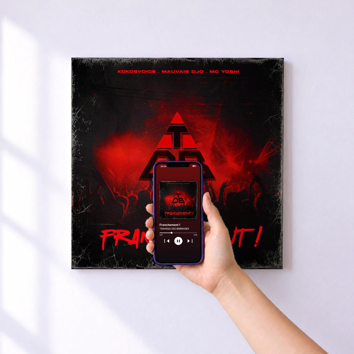 Affiche connectée Franchement ! de TRIANGLE DES BERMUDES au mur : l'album se lance en approchant le téléphone