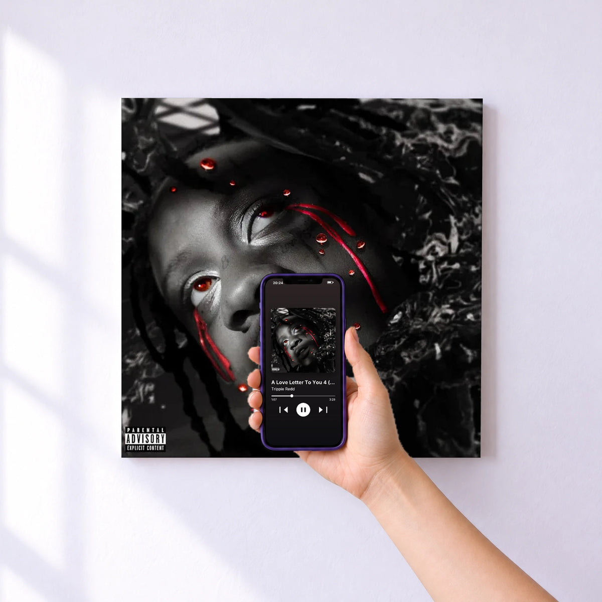 Affiche connectée A Love Letter To You 4 (5 Year Anniversary) de Trippie Redd au mur : l'album se lance en approchant le téléphone
