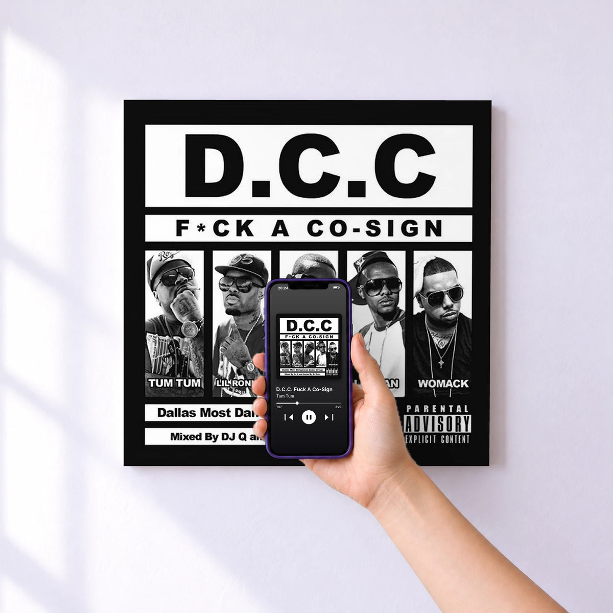 Affiche connectée D.C.C. Fuck A Co-Sign de Tum Tum au mur : l'album se lance en approchant le téléphone