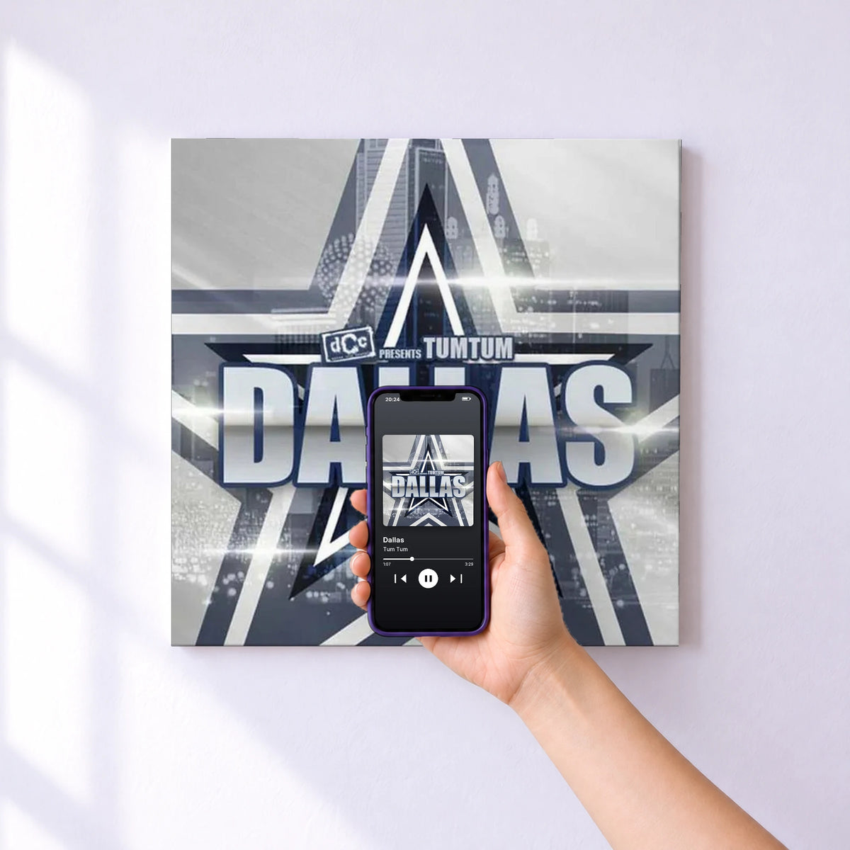 Affiche connectée Dallas de Tum Tum au mur : l'album se lance en approchant le téléphone
