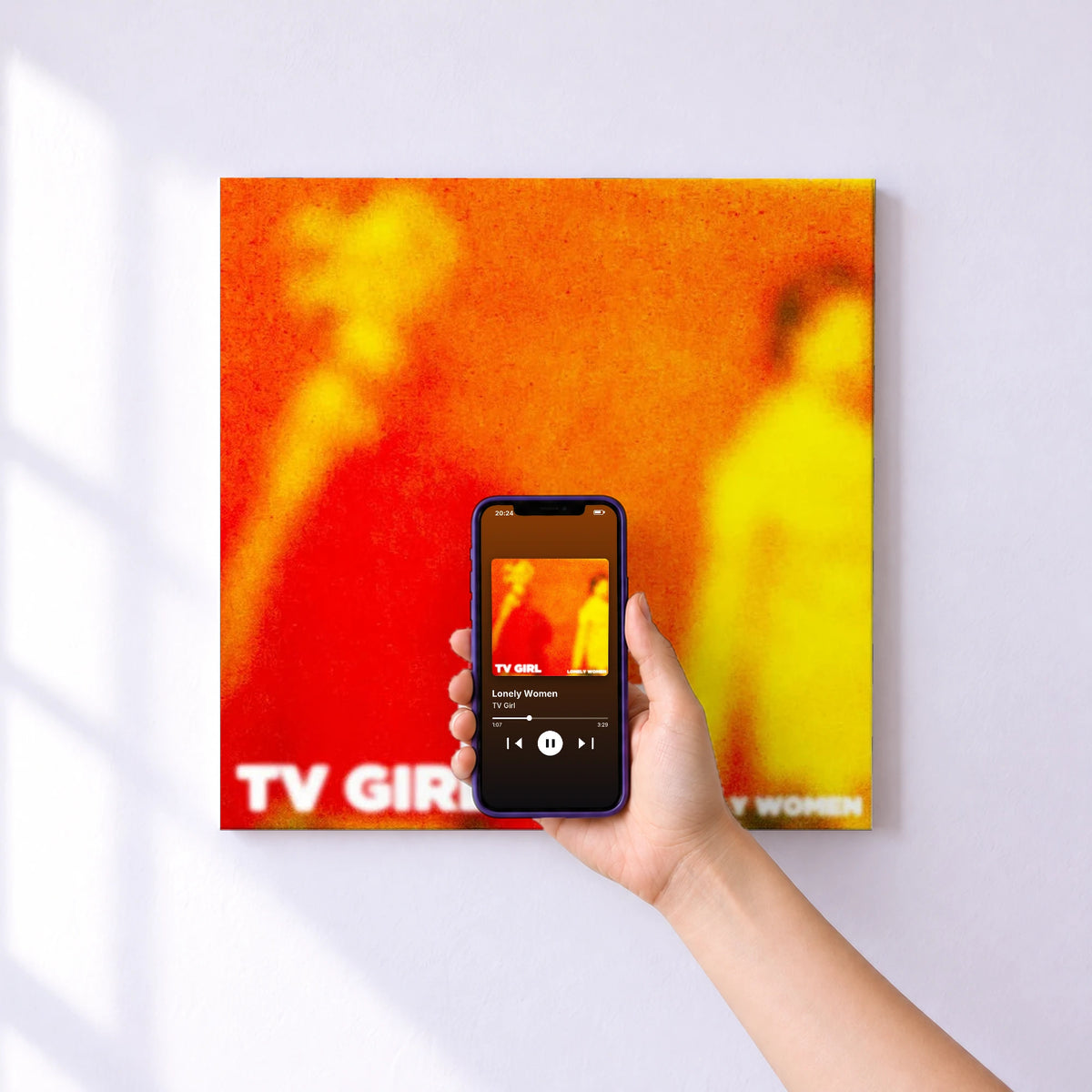 Affiche connectée Lonely Women de TV Girl au mur : l'album se lance en approchant le téléphone