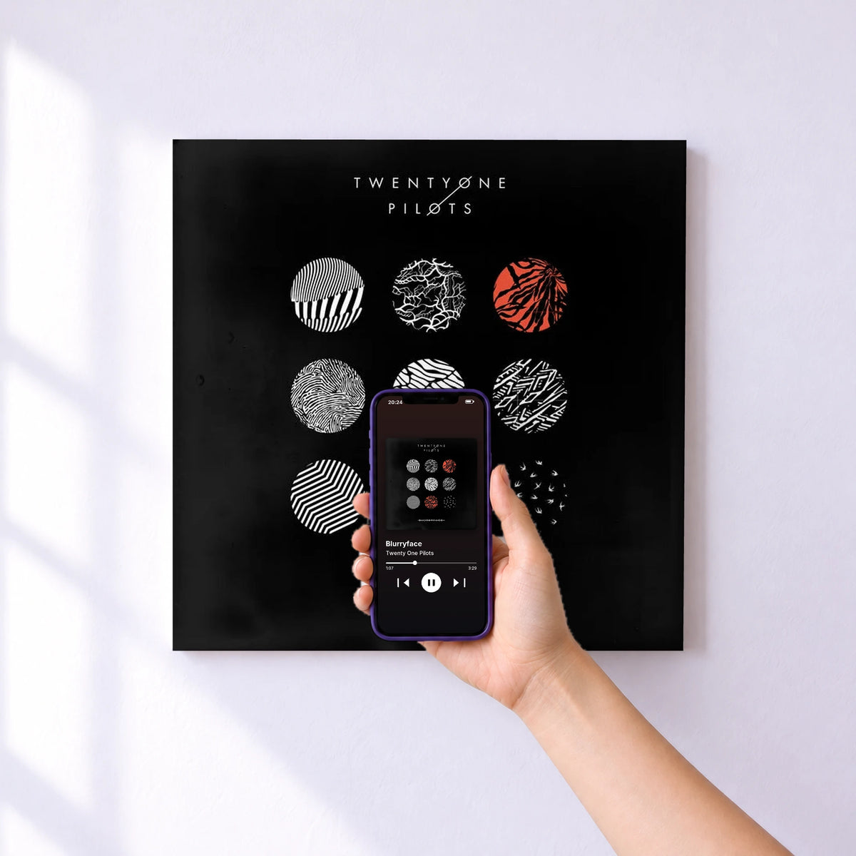 Affiche connectée Blurryface de Twenty One Pilots au mur : l'album se lance en approchant le téléphone