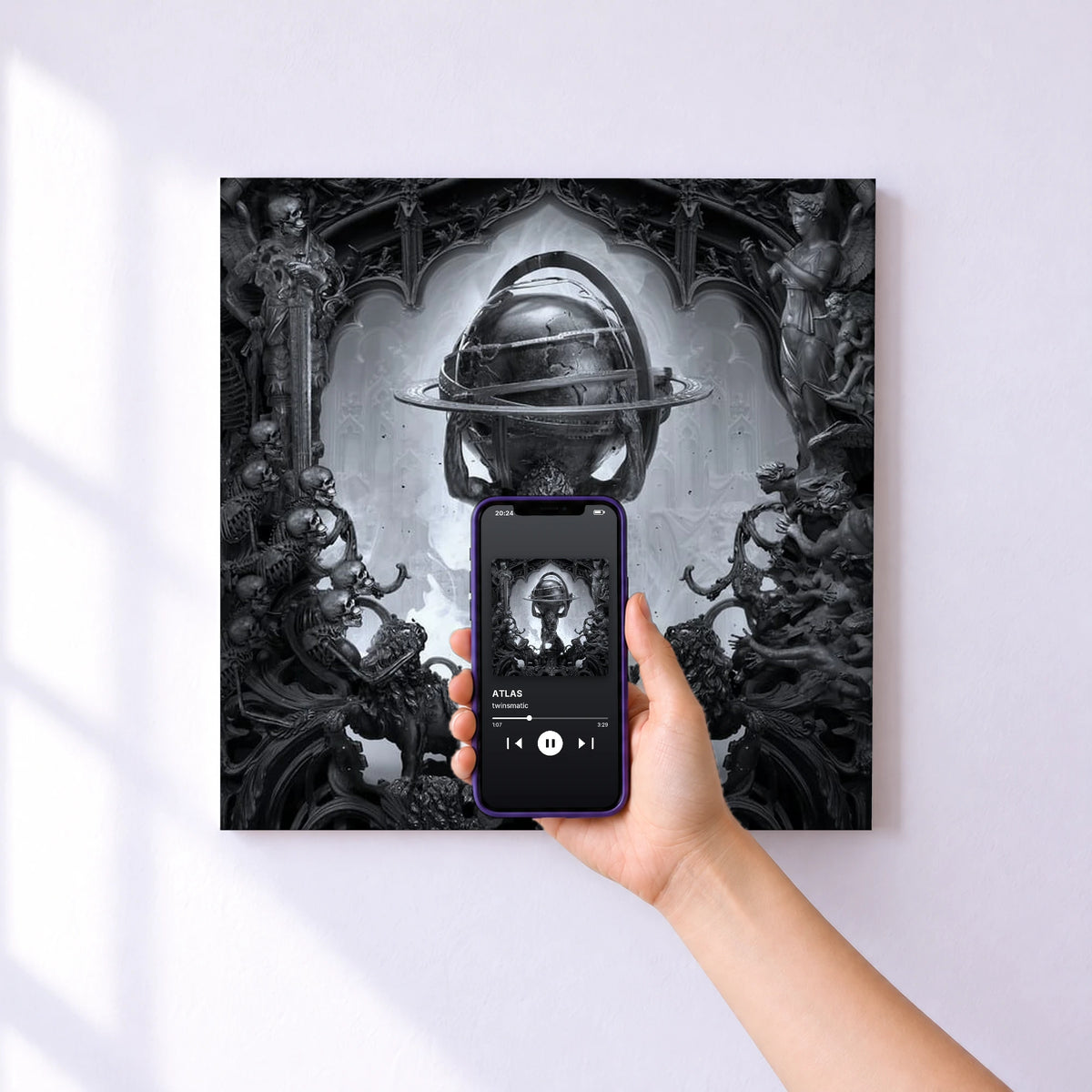 Affiche connectée ATLAS de twinsmatic au mur : l'album se lance en approchant le téléphone