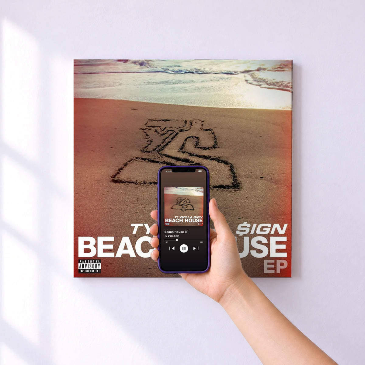 Affiche connectée Beach House EP de Ty Dolla $ign au mur : l'album se lance en approchant le téléphone