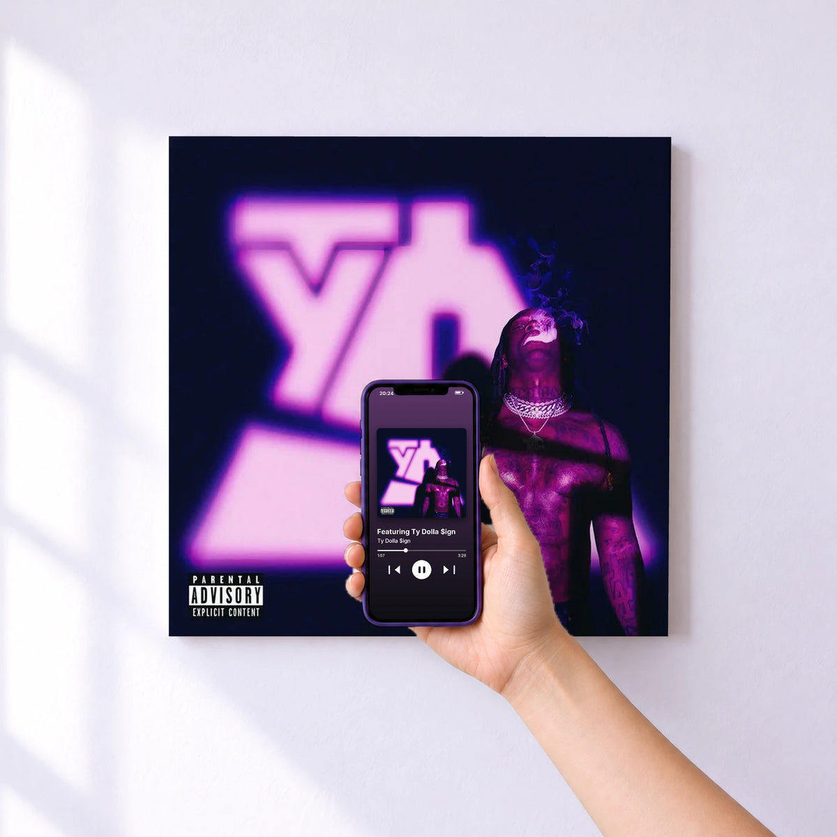 Affiche connectée Featuring Ty Dolla $ign de Ty Dolla $ign au mur : l'album se lance en approchant le téléphone