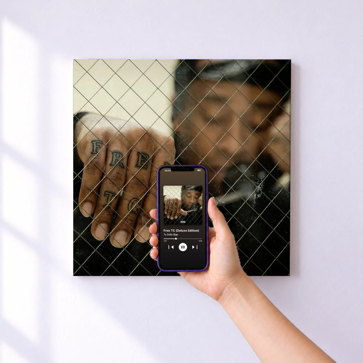 Affiche connectée Free TC (Deluxe Edition) de Ty Dolla $ign au mur : l'album se lance en approchant le téléphone