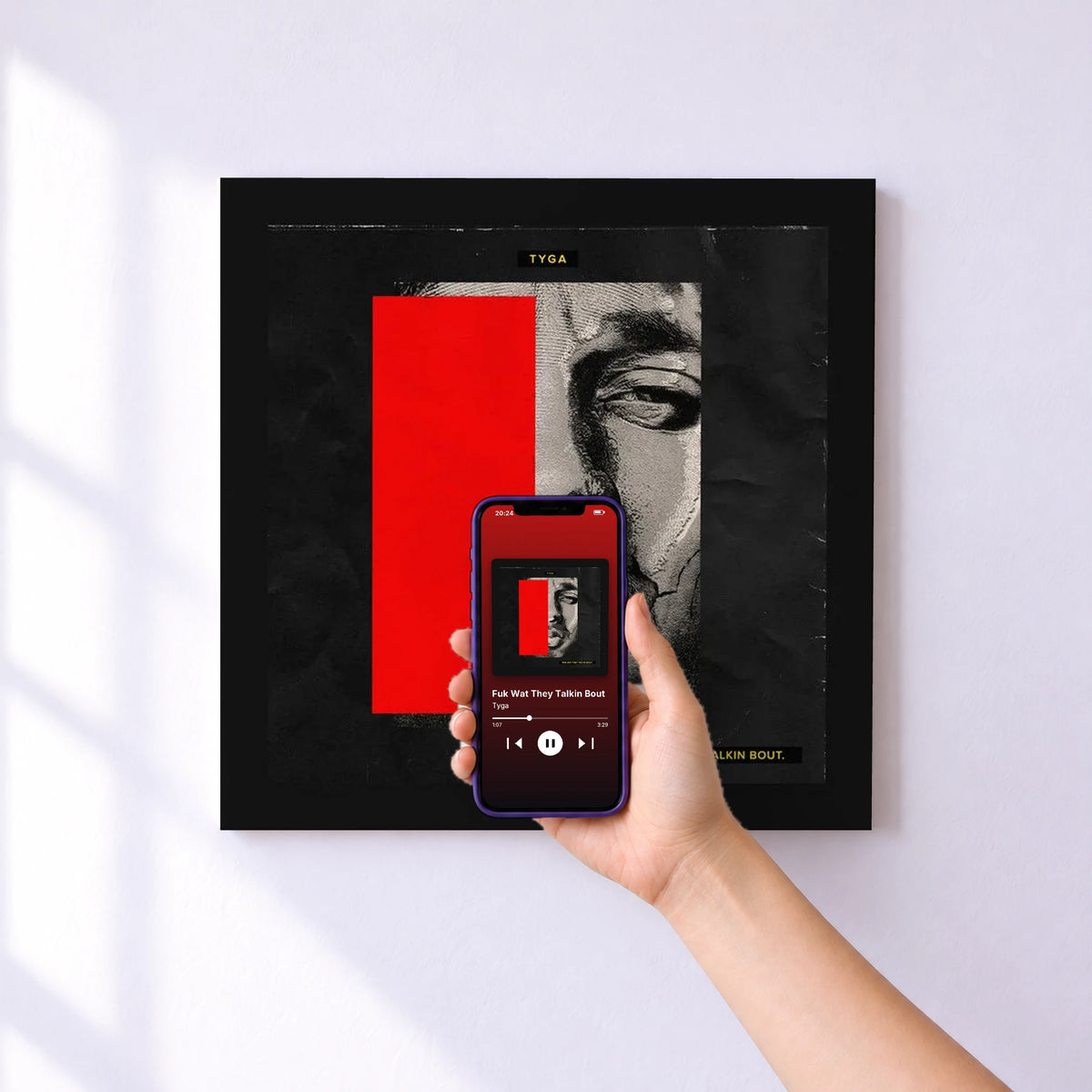 Affiche connectée Fuk Wat They Talkin Bout de Tyga au mur : l'album se lance en approchant le téléphone