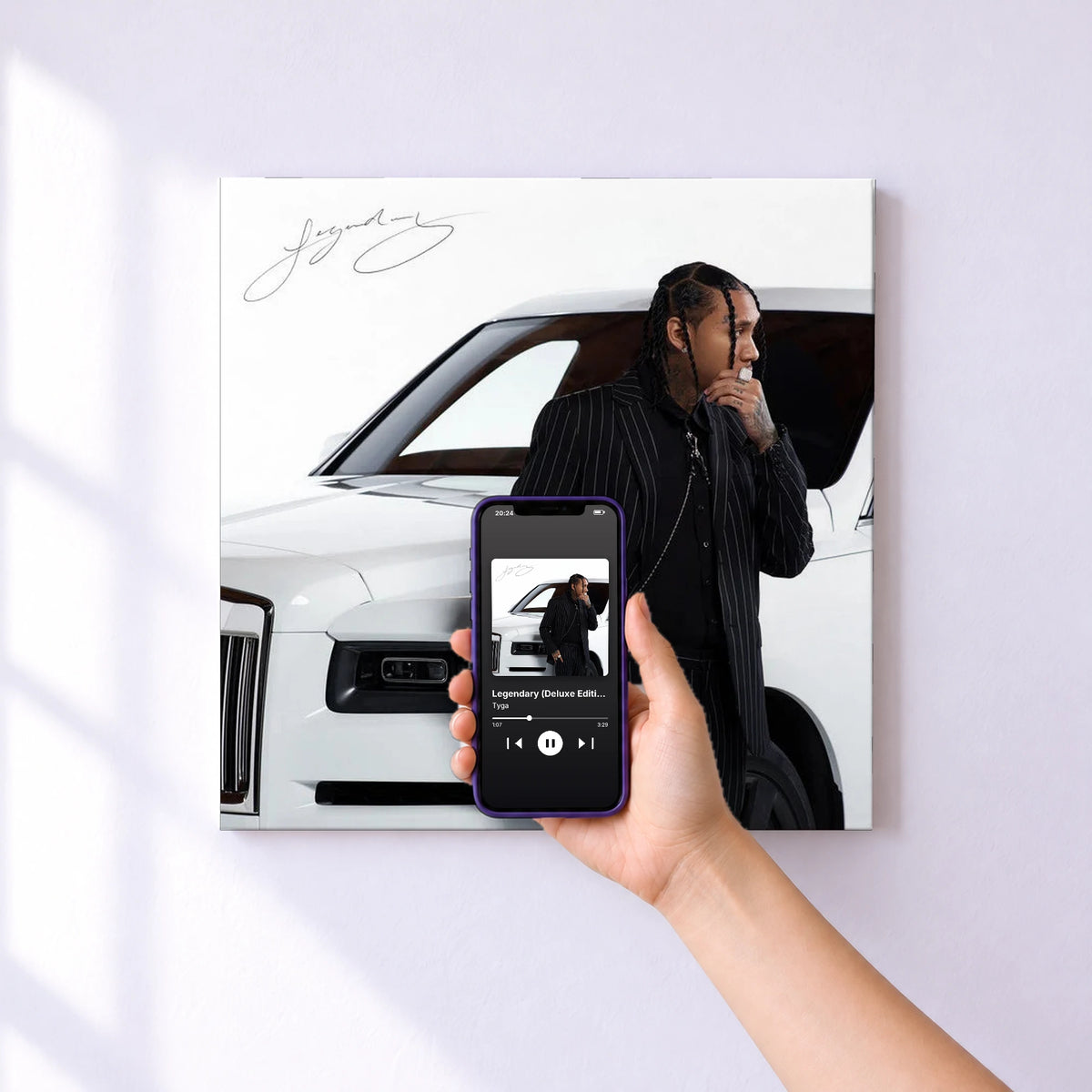 Affiche connectée Legendary (Deluxe Edition) de Tyga au mur : l'album se lance en approchant le téléphone
