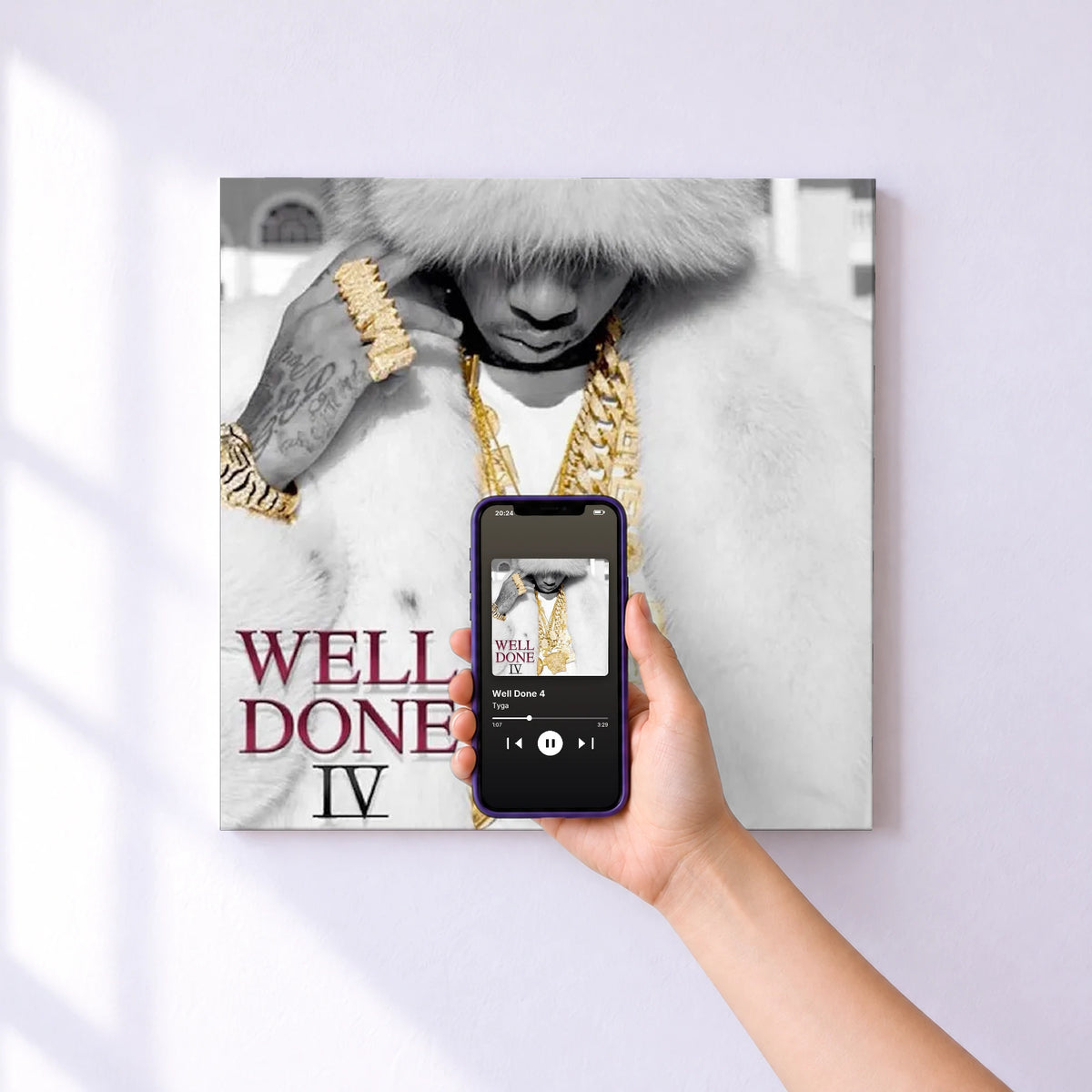 Affiche connectée Well Done 4 de Tyga au mur : l'album se lance en approchant le téléphone