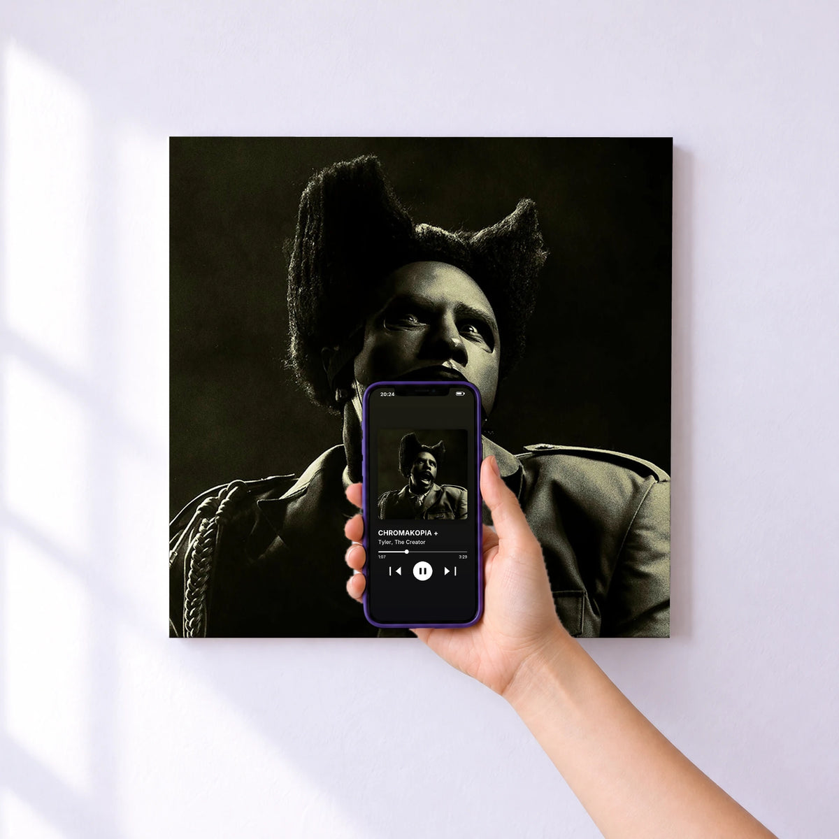 Affiche connectée CHROMAKOPIA + de Tyler, The Creator au mur : l'album se lance en approchant le téléphone