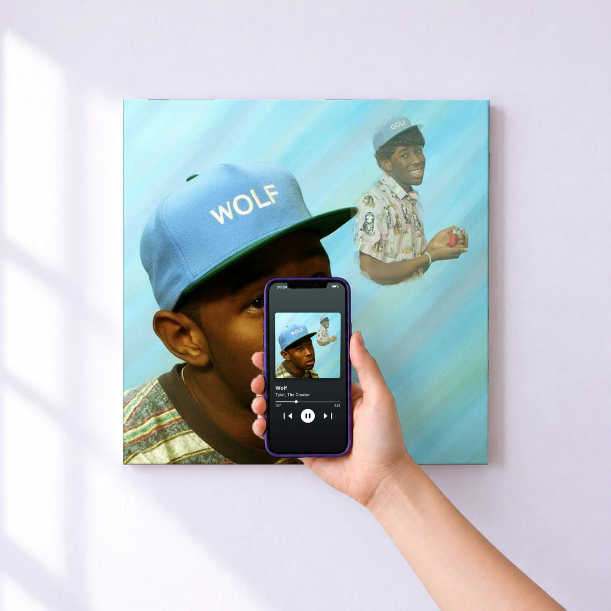 Affiche connectée Wolf de Tyler, The Creator au mur : l'album se lance en approchant le téléphone