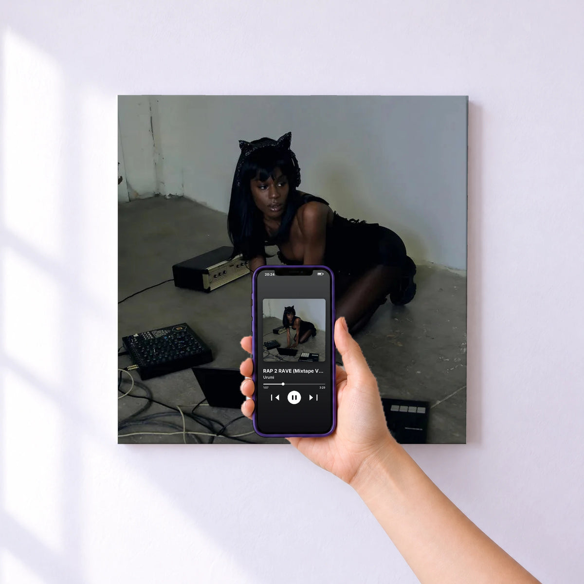 Affiche connectée RAP 2 RAVE (Mixtape Vol 2) de Urumi au mur : l'album se lance en approchant le téléphone