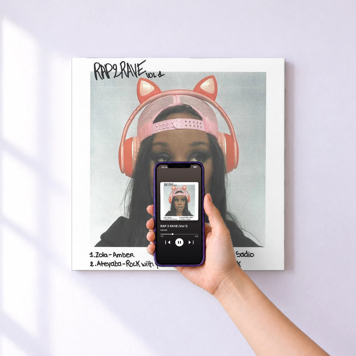 Affiche connectée RAP 2 RAVE (Vol 1) de Urumi au mur : l'album se lance en approchant le téléphone