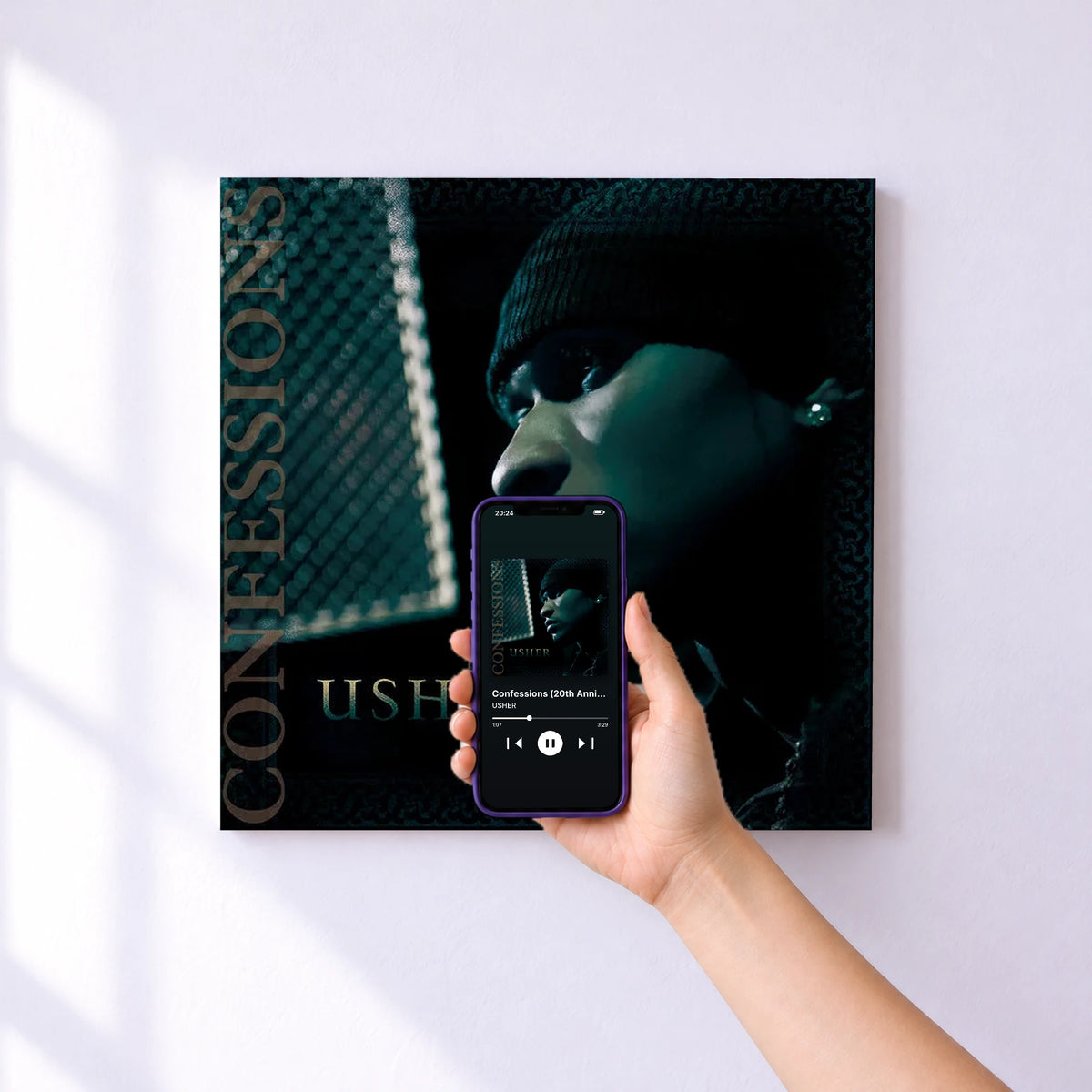 Affiche connectée Confessions (20th Anniversary Edition) de USHER au mur : l'album se lance en approchant le téléphone