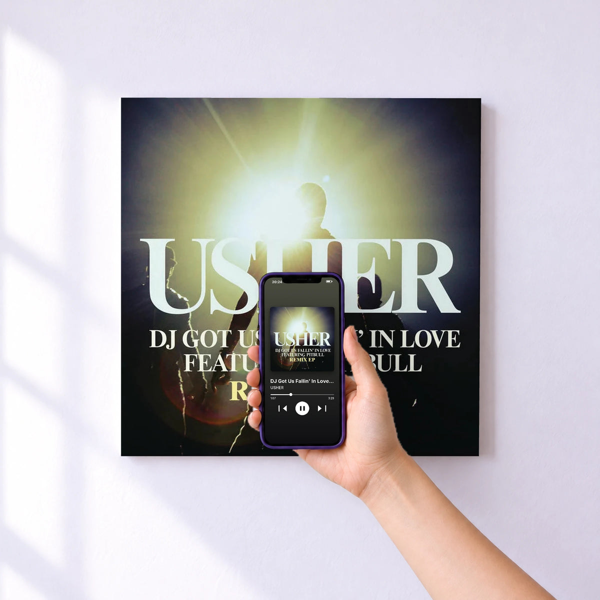 Affiche connectée DJ Got Us Fallin' In Love - Remixes EP de USHER au mur : l'album se lance en approchant le téléphone