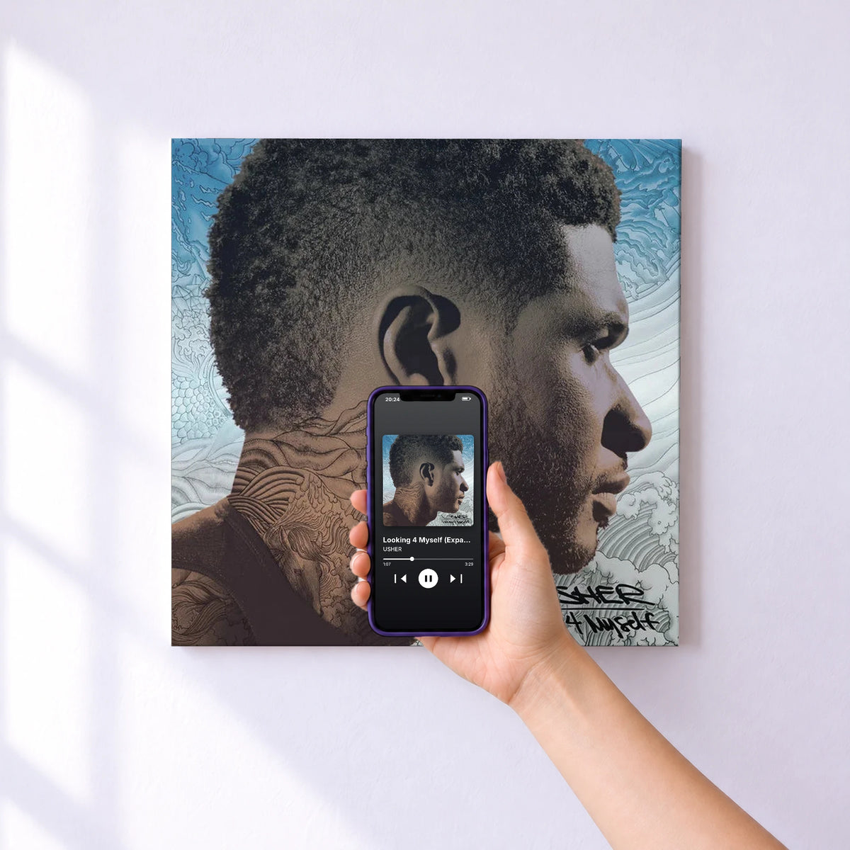 Affiche connectée Looking 4 Myself (Expanded Edition) de USHER au mur : l'album se lance en approchant le téléphone