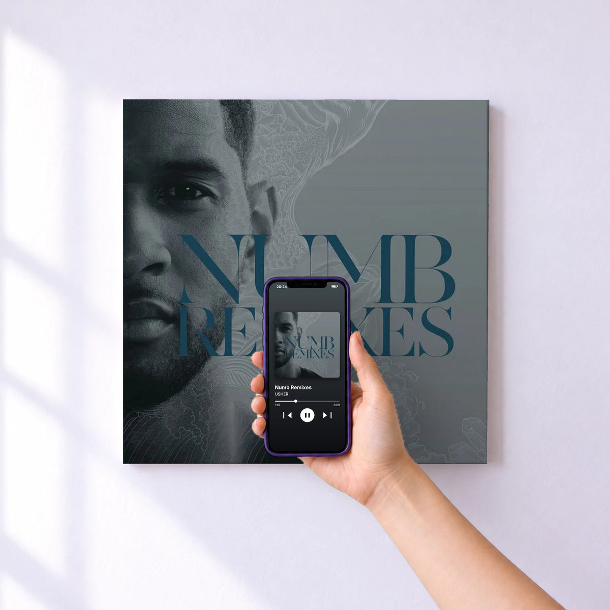 Affiche connectée Numb Remixes de USHER au mur : l'album se lance en approchant le téléphone