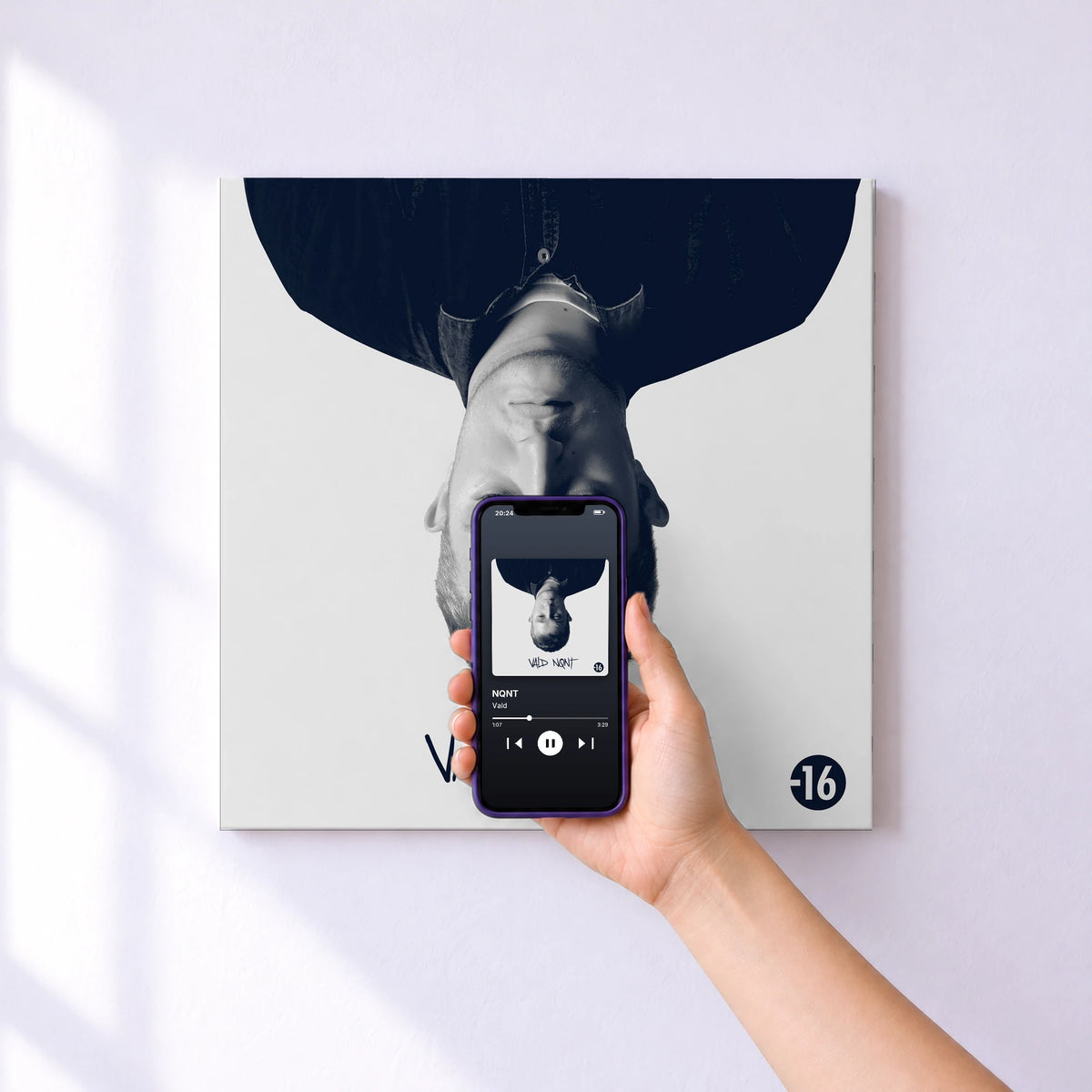 Affiche connectée NQNT de Vald au mur : l'album se lance en approchant le téléphone
