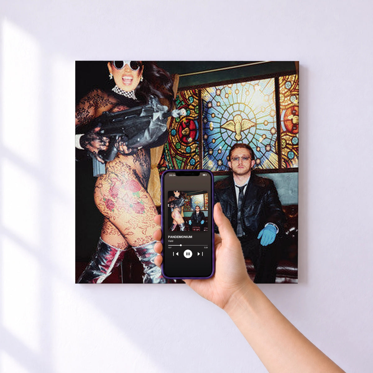 Affiche connectée PANDEMONIUM de Vald au mur : l'album se lance en approchant le téléphone