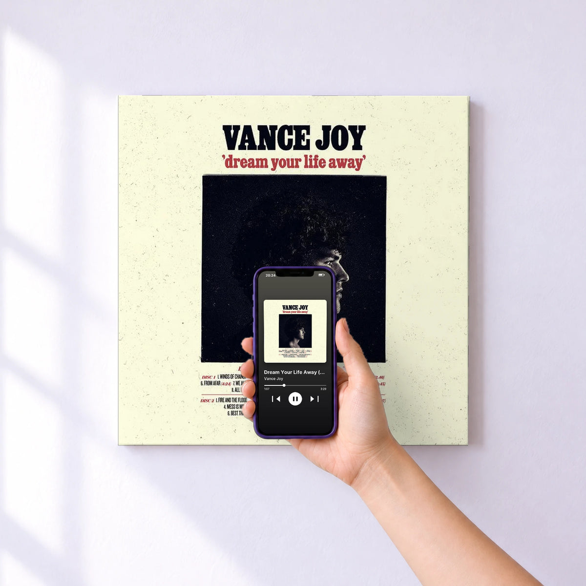 Affiche connectée Dream Your Life Away (Deluxe Edition) de Vance Joy au mur : l'album se lance en approchant le téléphone