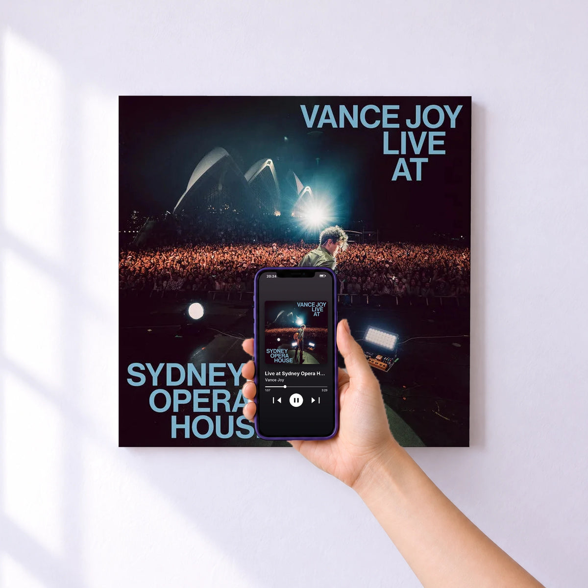 Affiche connectée Live at Sydney Opera House de Vance Joy au mur : l'album se lance en approchant le téléphone