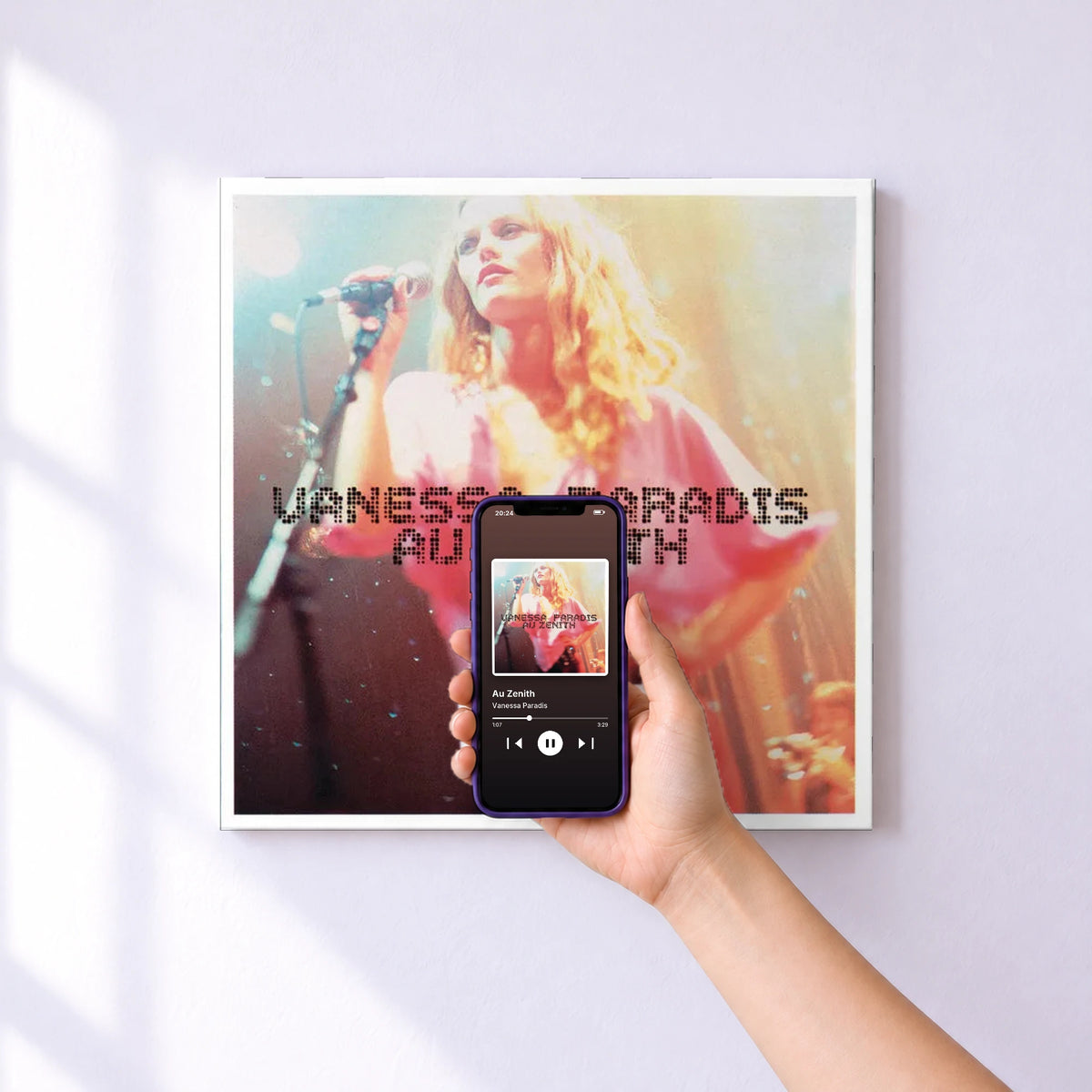 Affiche connectée Au Zenith de Vanessa Paradis au mur : l'album se lance en approchant le téléphone