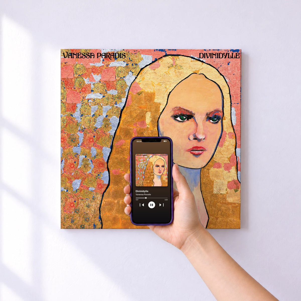 Affiche connectée Divinidylle de Vanessa Paradis au mur : l'album se lance en approchant le téléphone