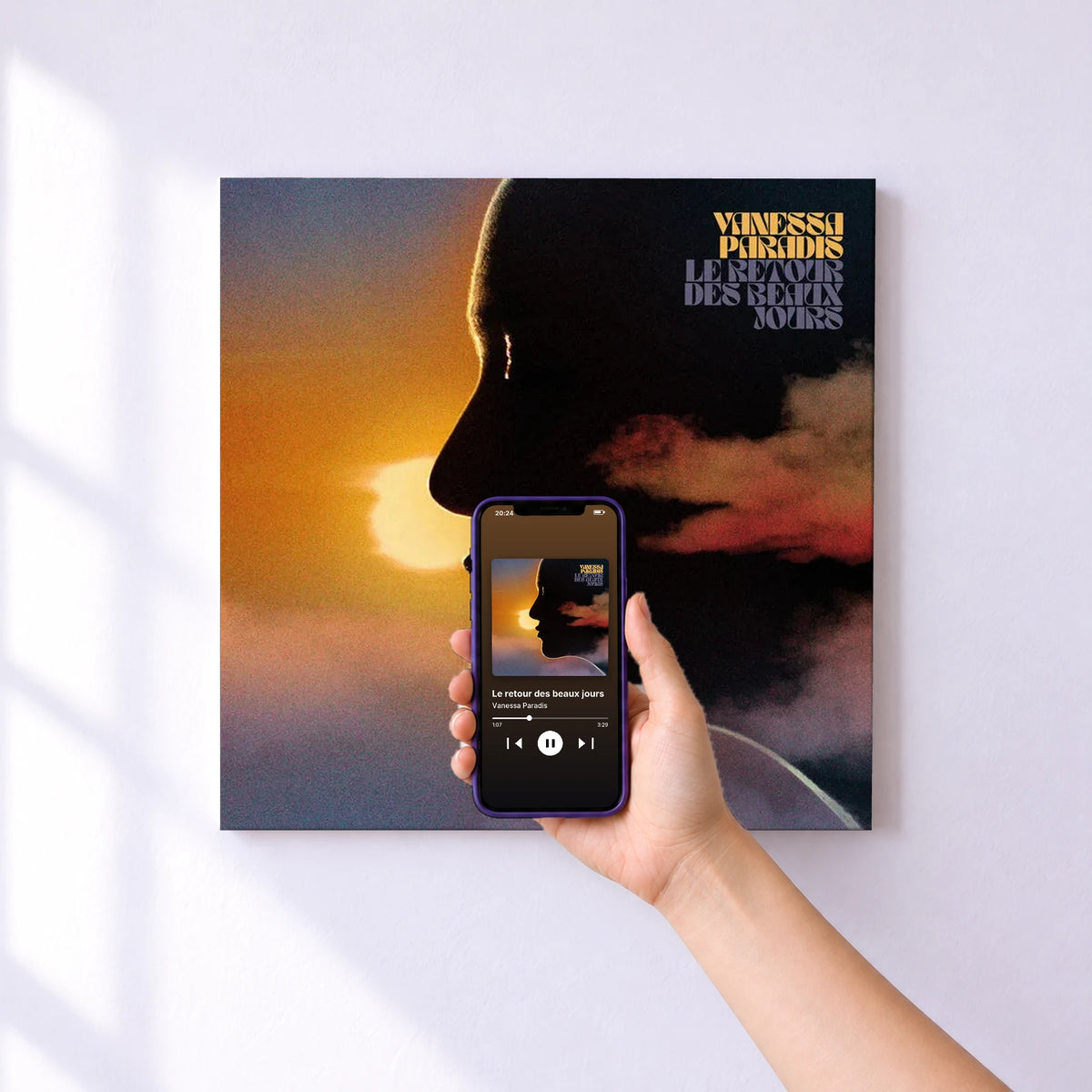 Affiche connectée Le retour des beaux jours de Vanessa Paradis au mur : l'album se lance en approchant le téléphone