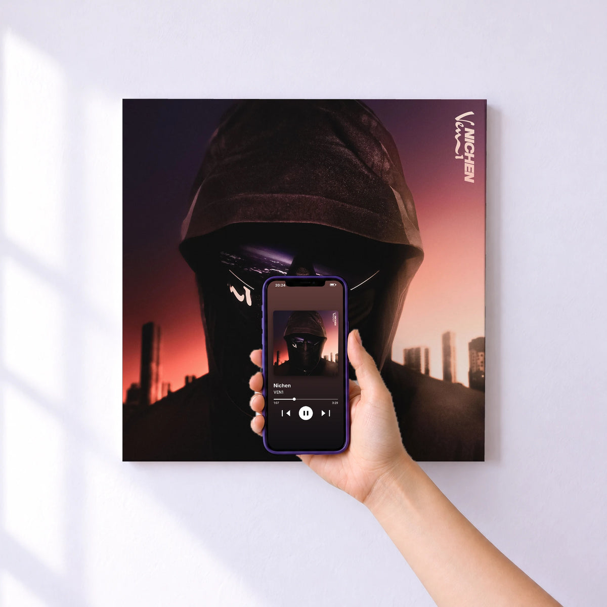 Affiche connectée Nichen de VEN1 au mur : l'album se lance en approchant le téléphone