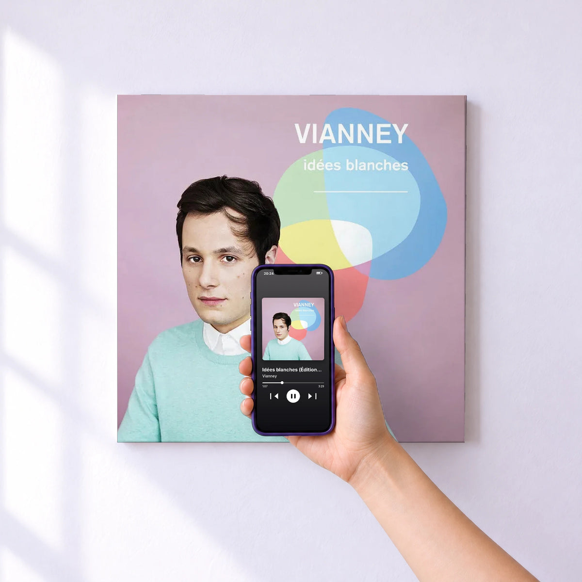 Affiche connectée Idées blanches (Édition deluxe) de Vianney au mur : l'album se lance en approchant le téléphone