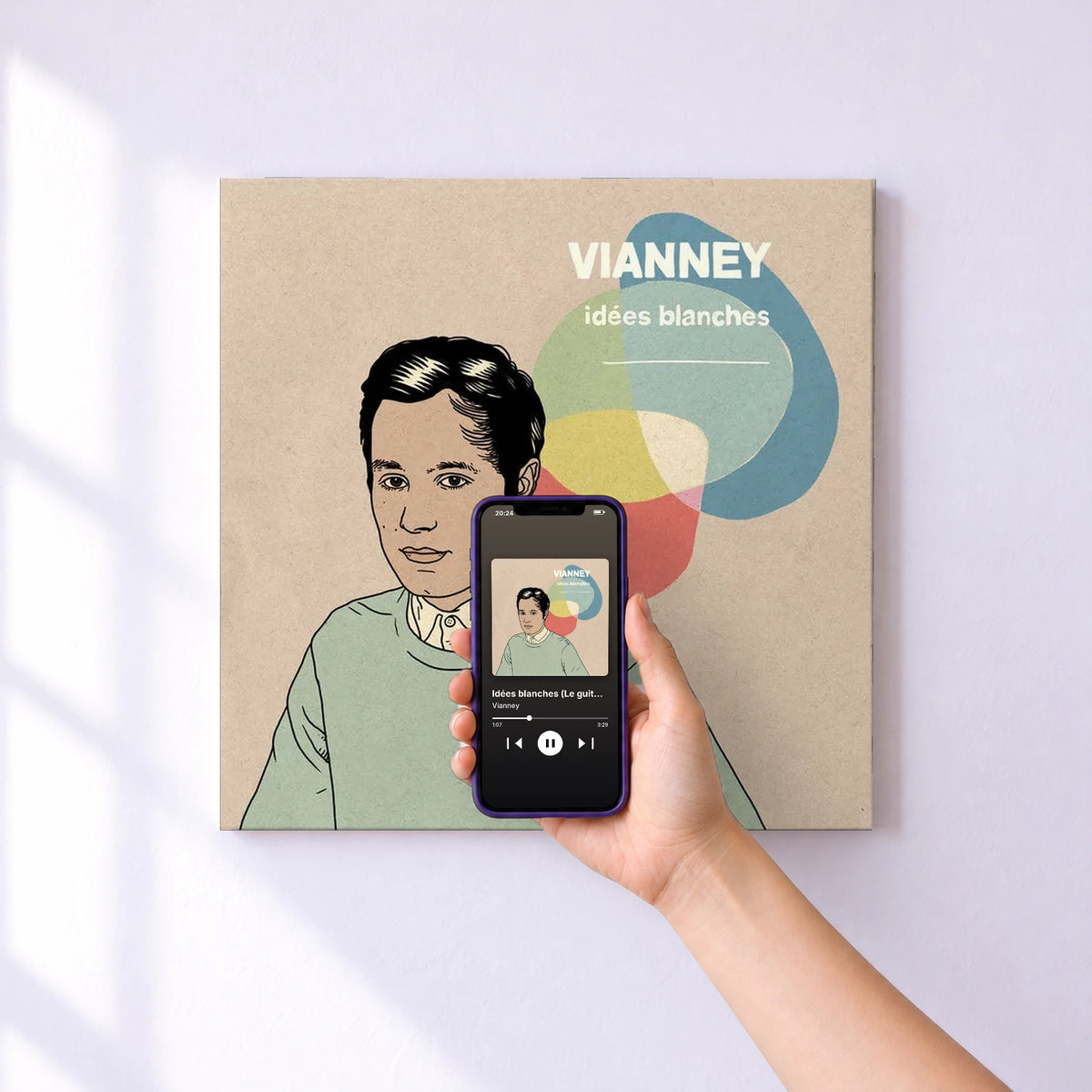 Affiche connectée Idées blanches (Le guitare-voix Live des 10 ans) de Vianney au mur : l'album se lance en approchant le téléphone