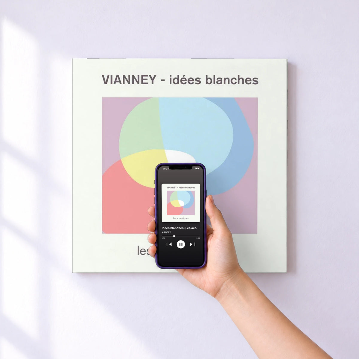 Affiche connectée Idées blanches (Les acoustiques) de Vianney au mur : l'album se lance en approchant le téléphone